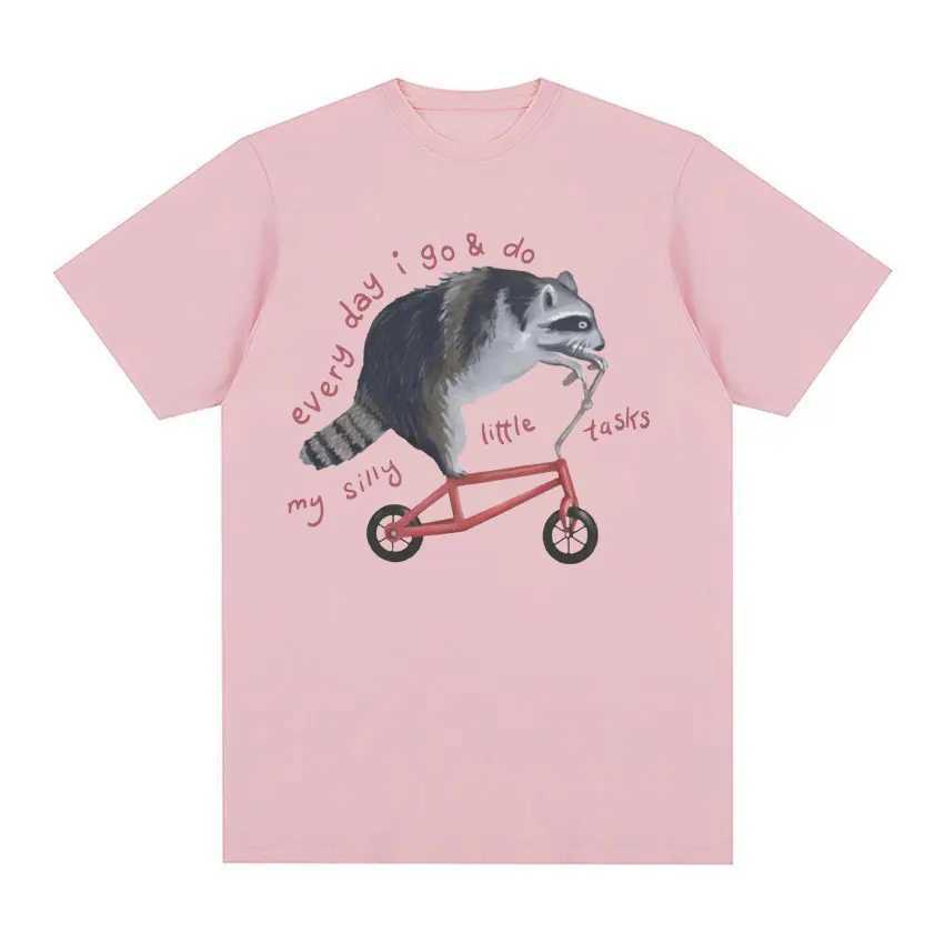 Men's T-Shirts Fun Raccoon Riding Bike Moe T-shirt Mens Casual Vintage Cartoon T-shirt Summer Cotton Humorous Short sleeved T-shirt TopL2405