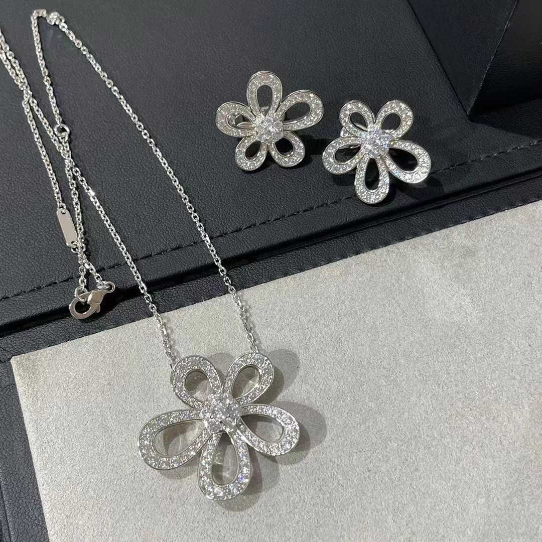 Designer Charm High Version Clover Necklace med stora blommor Solrosor Full Diamond Hollowed Out Colle Chain Chain Light Luxury and Wigh-End Design Smycken