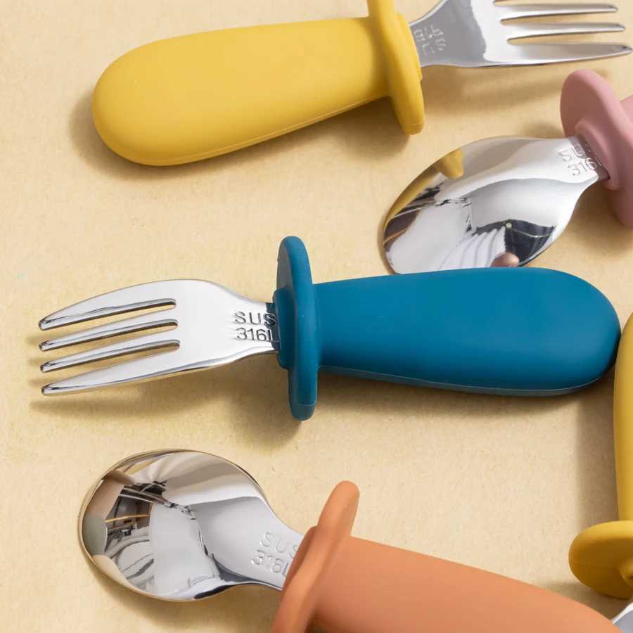 Tazas de platos Utensilios Nuevo diseño Alimento de alimentos para bebés Cuchara de comida sólida y horquilla sin bisfenol Un mango de silicona Cartoon Bear acero inoxidable Utensil para niños TA