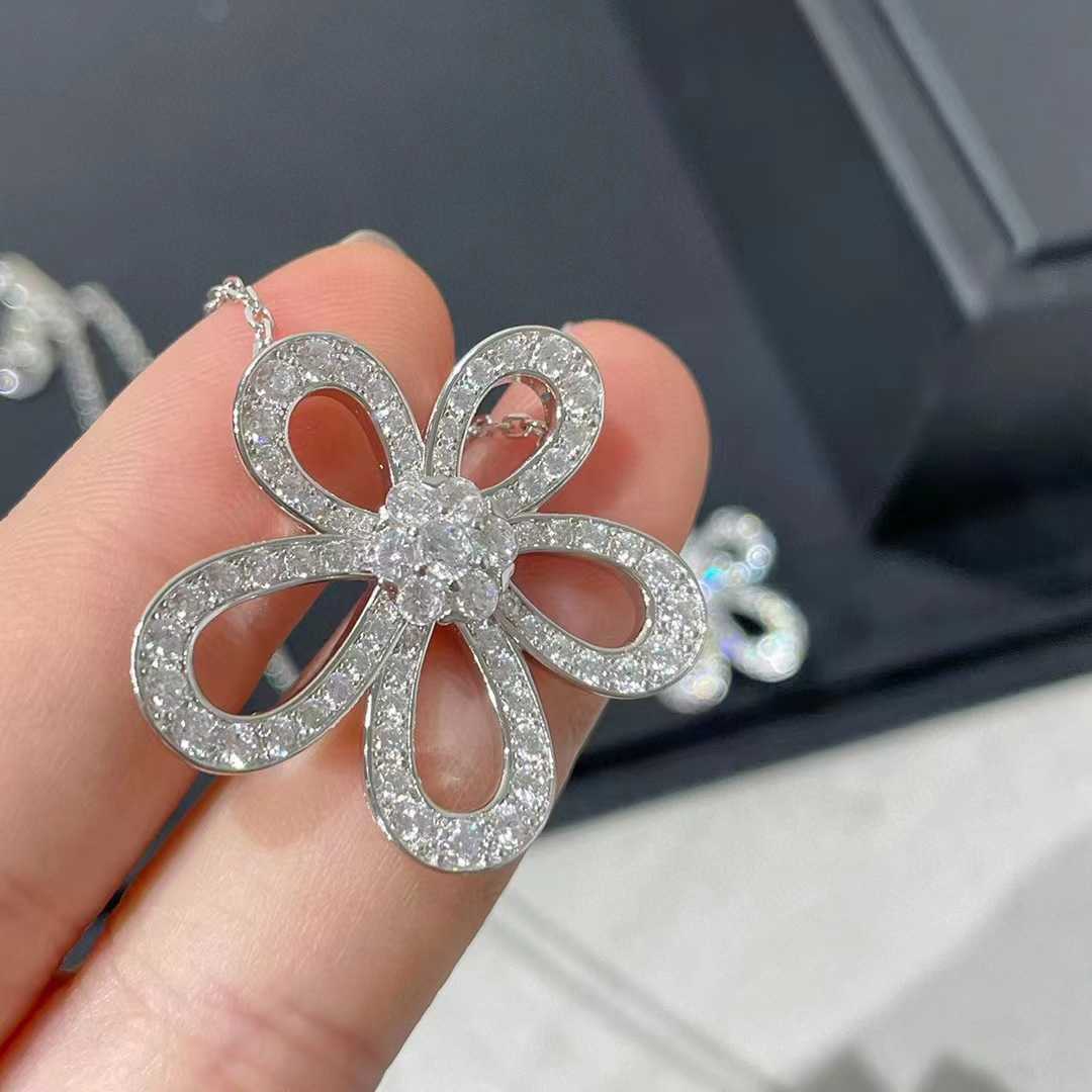 Designer Charm High Version Clover Necklace med stora blommor Solrosor Full Diamond Hollowed Out Colle Chain Chain Light Luxury and Wigh-End Design Smycken