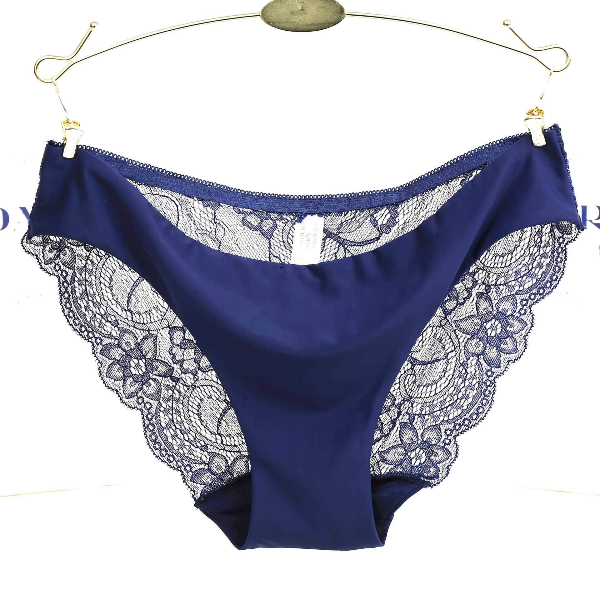 Sous-vêtements invisibles de culotte de femmes avec entre-en-four de lace en dentelle noire en dentelle noire