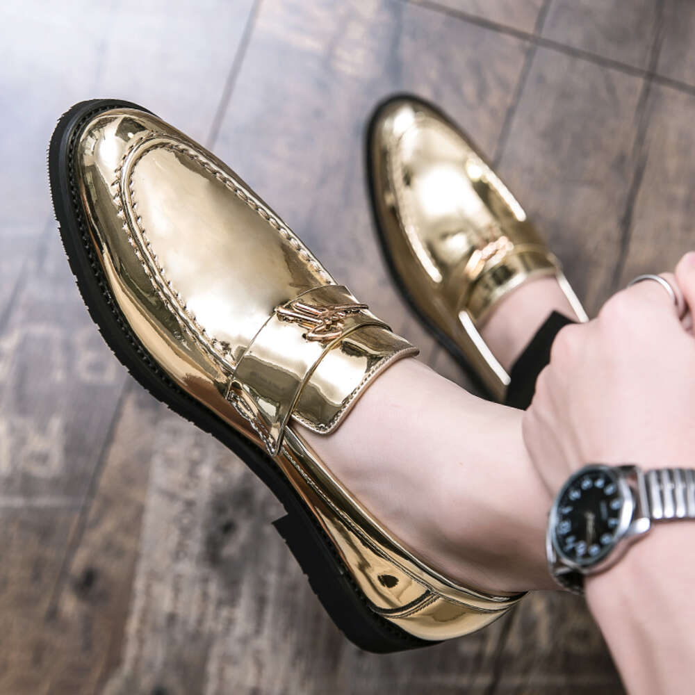 Plussize 38-48 رجال براءات الاختراع الجلود الجلدية متسكعون على أزياء اللباس الذهبي اللامع للأحذية الاجتماعية الأحذية الأسود