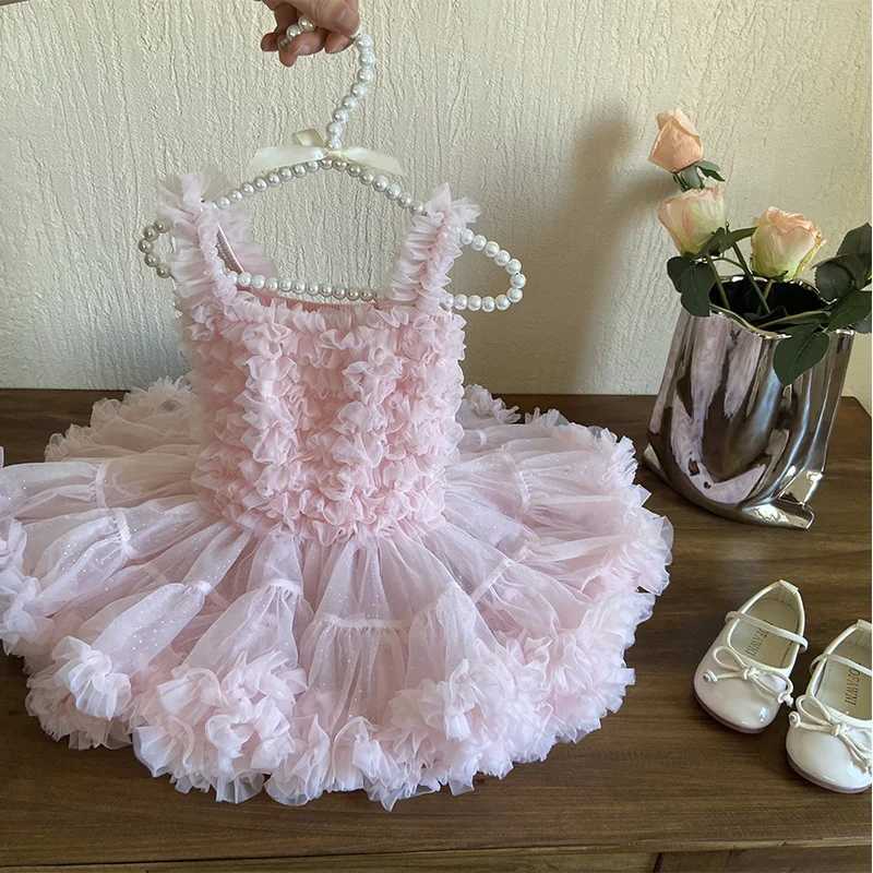 Mädchenkleider koreanische Sommer -Sommer -Mädchen Tutu Kleid rosa quadratische Kragen ärmellose Schlinge Mesh Prinzessin Party Süße Kinder Kleidung EX205 H240507