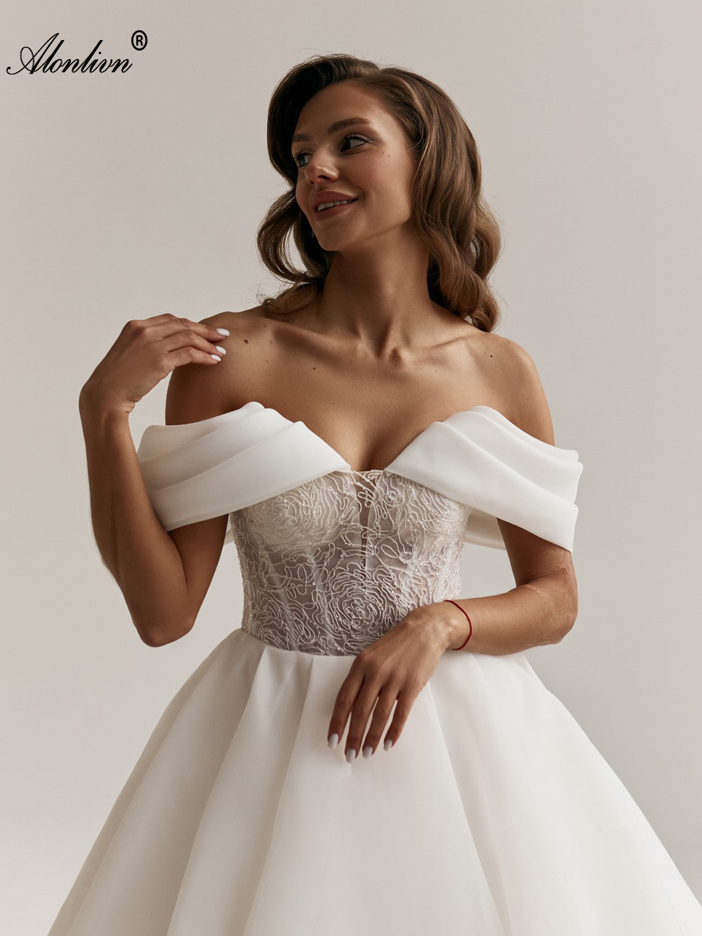 Chic en mousseline de mousseline hors des manches d'épaule robe de mariée en ligne A-line