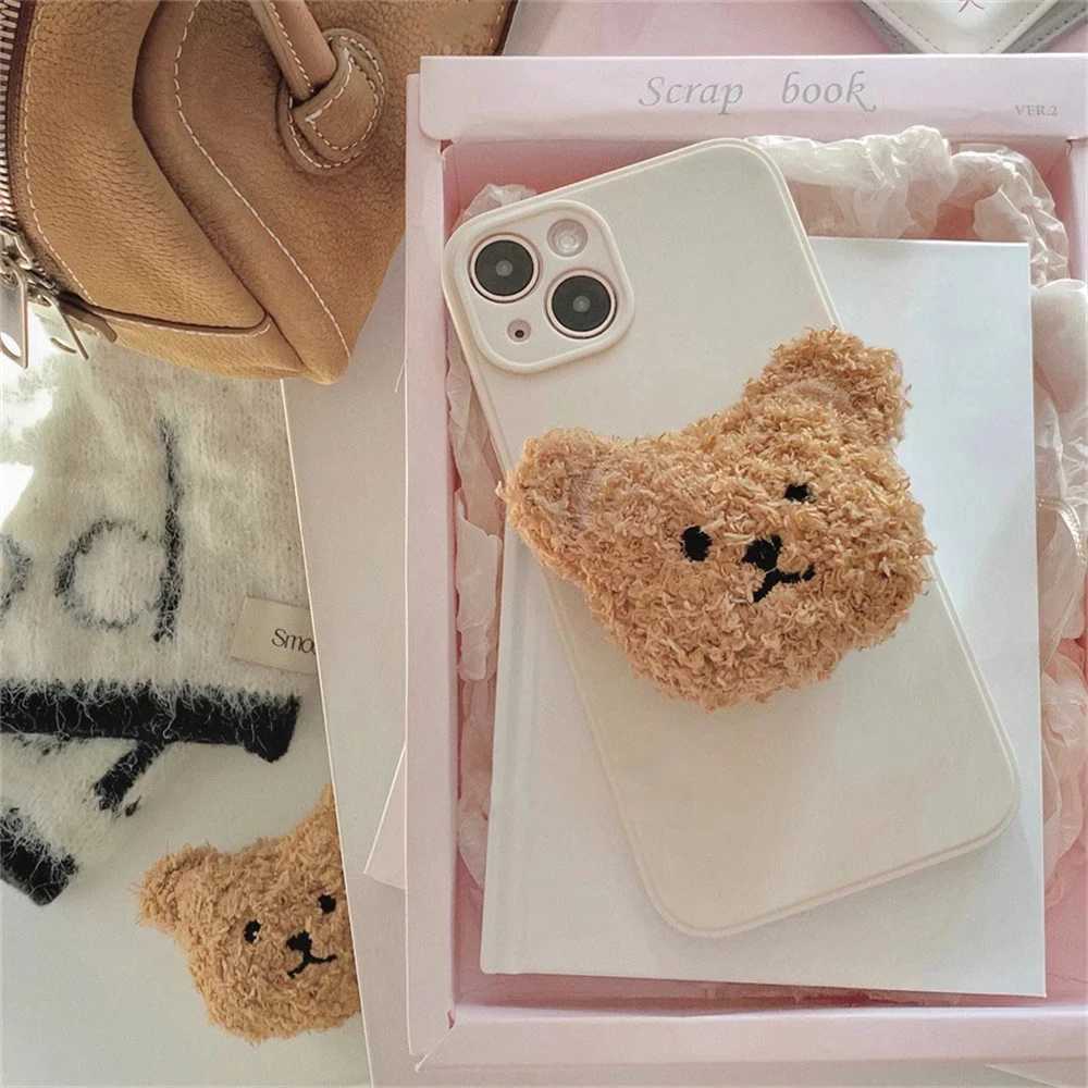 Les supports de monture de téléphone portable Korea 3d mignon ours en peluche chaude pour le magne de téléphone magnétique Gript Grip Tok pour l'iPhone Stronteur de charge de charge sans fil Bague de support