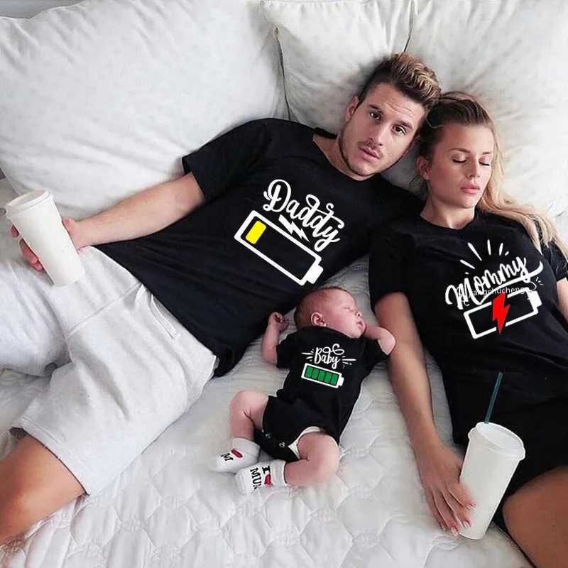 Familie Matching Outfits Batterij Afdrukken Daddy Mommy Dochter Son Baby Familie Matching Cleren Cotton Familie Look Dad mama en ik kinderen T -shirts Baby Rompers D240507