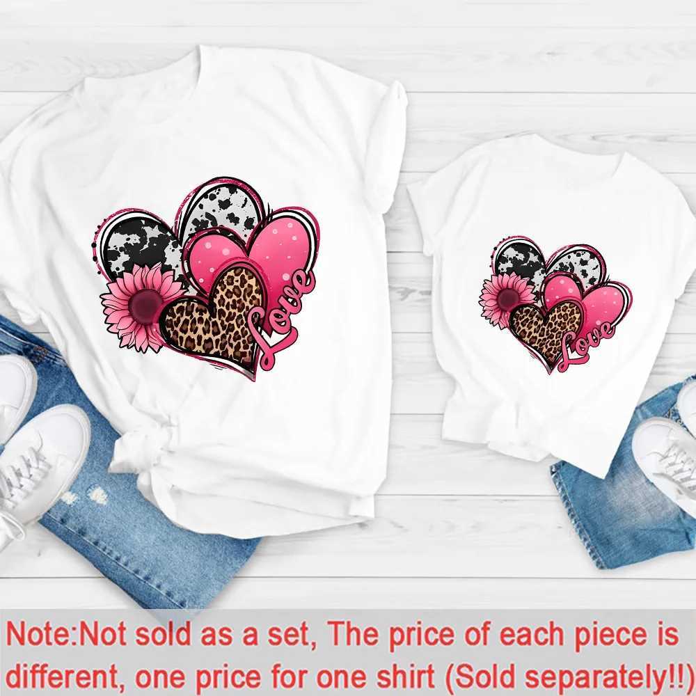 家族を一致させるお母さんと娘の愛のパターン服母の日カジュアルラウンド首の女性服家族TシャツD240507
