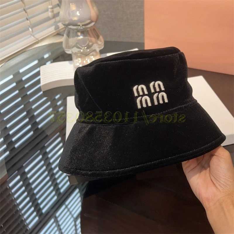 Breitkrochhelme Bucket Hats Stickerei Brief M Velvet Eimer Hut Fischmänner Frauen Hut hochwertige Mode -Luxry -Design Retro Panama CS Winter Black 388706 J240506