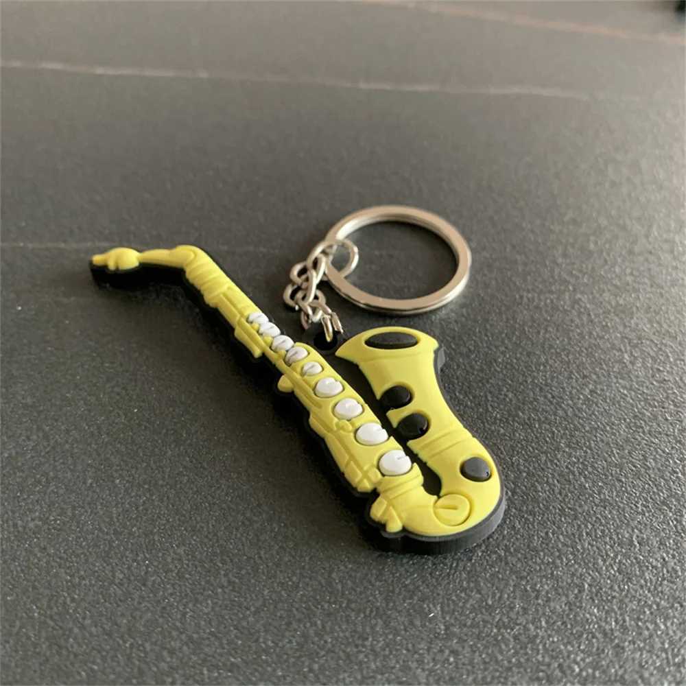 Keychains Lanyards Creative Classic Guitar Keychain Fashion Sile Musical Instruments Ornaments Accessory Keyring Bag Pertense para hombres Mujeres regalo