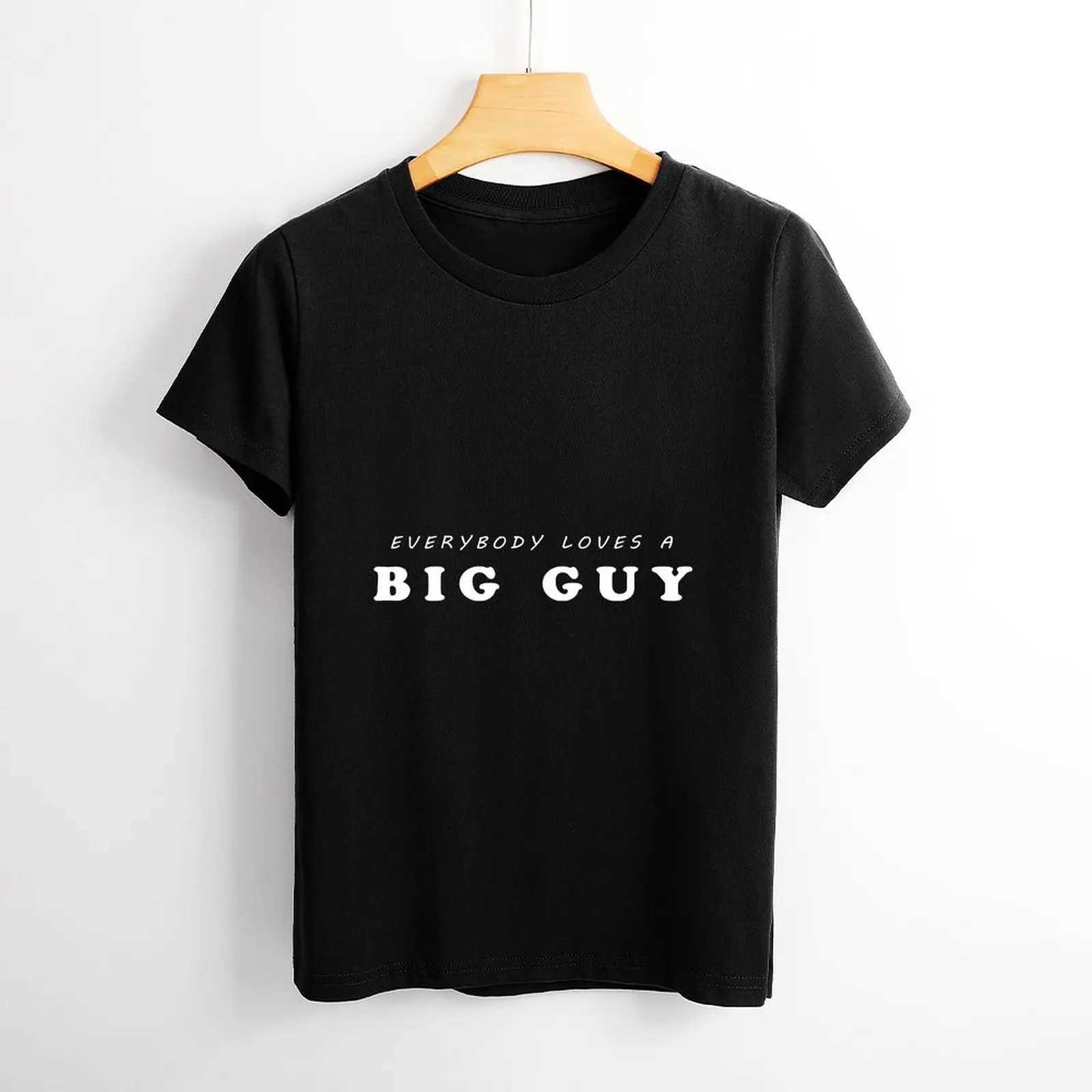 Kvinnors t-shirt stort och högt säger att alla älskar en stor kille t-shirt grafisk skjorta avslappnad kort slved kvinnlig t-shirt storlek S-4XL Y240506