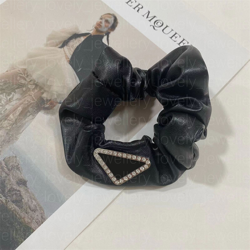 Triangle noir Designer Hairpin Pony Tails Holder cauda equina fasciculus k-pop style cuir tissu hair bijoux famille amour cadeau côté femme fille