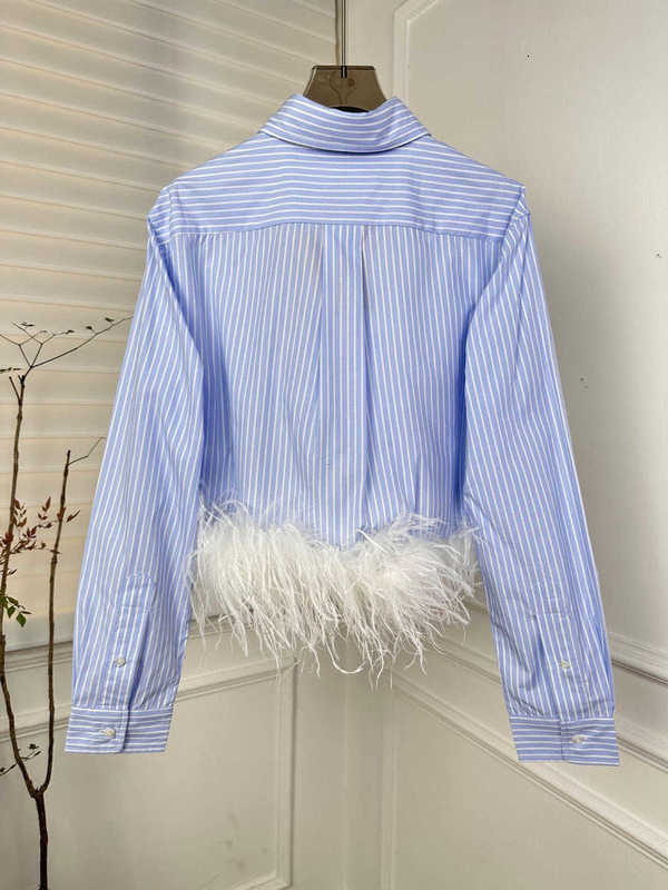 Camicette femminile camicie designer marchio all'inizio della primavera New Miu Nanyou Gaoding Lettere corta in stile fresco e delicato ricamato camicia a strisce di piume Smnu