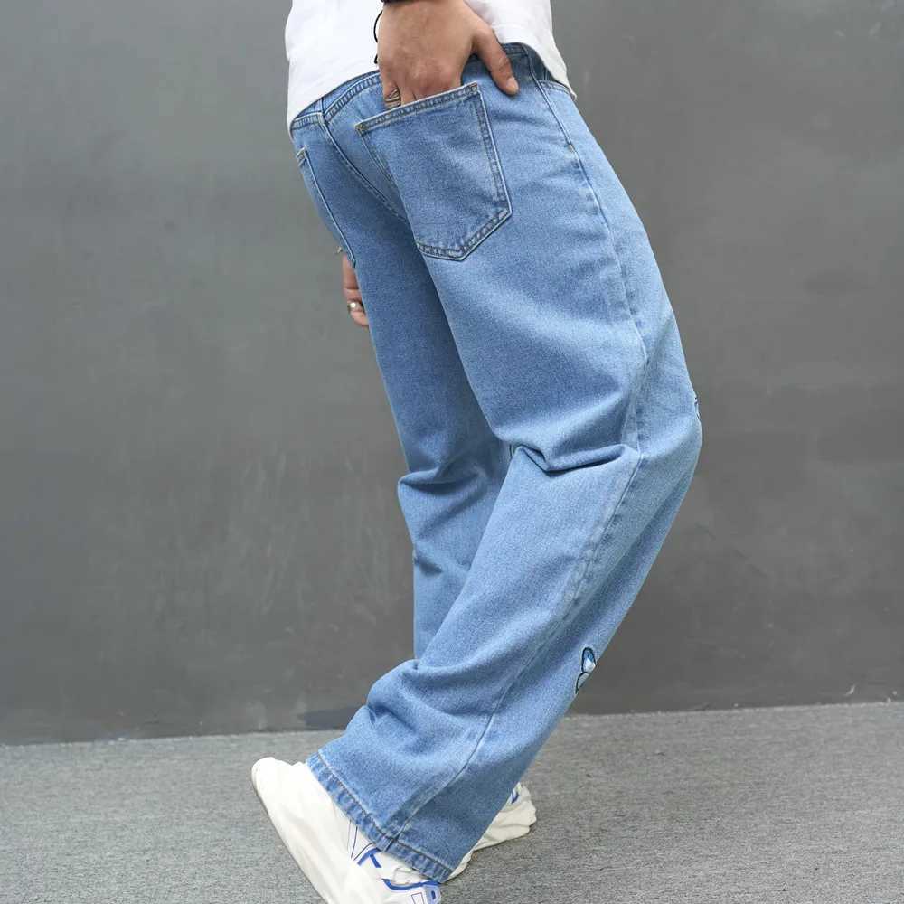 Мужские джинсы смягчают прямые джинсы Мужчина хорошего качества личностной бабочки, вышивая мотоцикл мужской джинсовые штаны для брюк мужских брюк Y240507