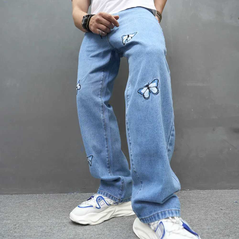 Мужские джинсы смягчают прямые джинсы Мужчина хорошего качества личностной бабочки, вышивая мотоцикл мужской джинсовые штаны для брюк мужских брюк Y240507