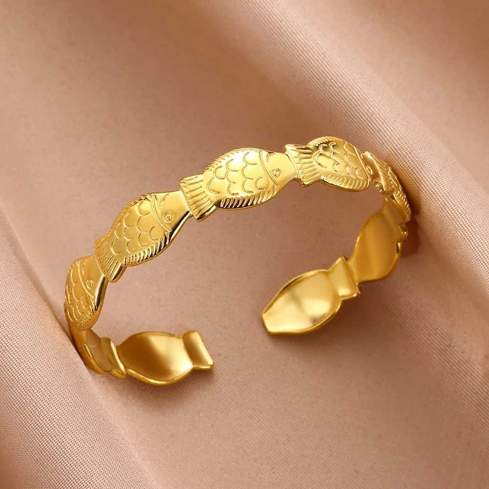 Bracelets de charme sur les coutures de poisson or