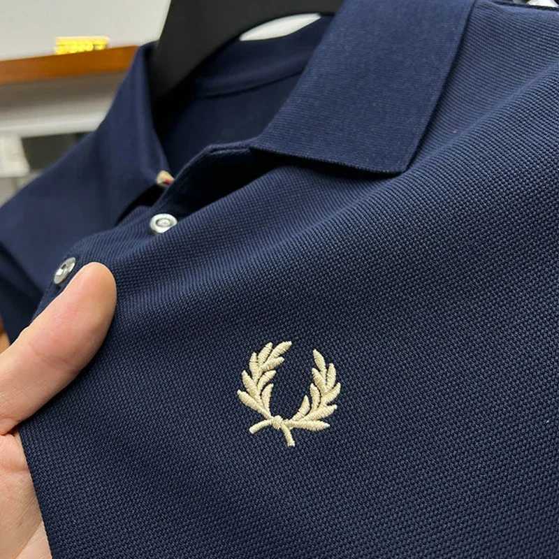 Polos masculine Summer 2024 Achat de mode de mode Broidered Mens Loisure Polo High End Quality 100% Pure Cotton Shirts à manches courtes Q240508