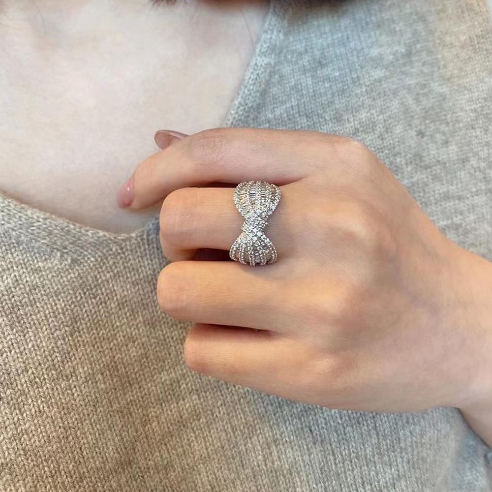 2024 INS TOP SPRZEDAŻ WEDLIWA Oszałamiająca luksusowa biżuteria 925 srebrne napełnianie Pave White Sapphire CZ Diamond Stones Party Women zaręczyny Pierścień Pierścień