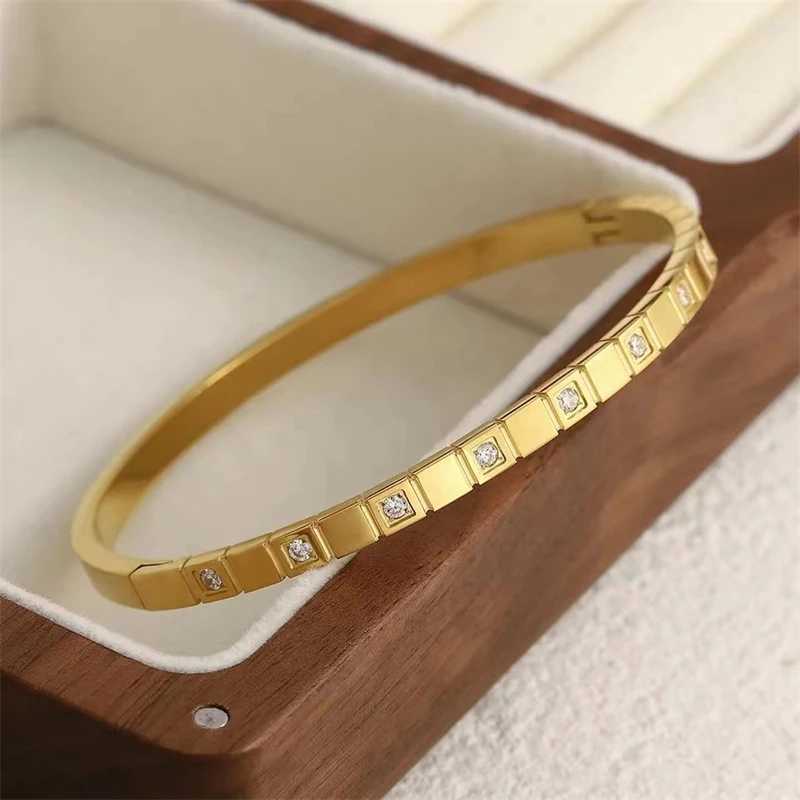 Bracelets de charme 316L Aço inoxidável Novo minimalismo de jóias finas da moda incorporando pulseira de charme de zircão deslumbrante para mulheres para mulheres