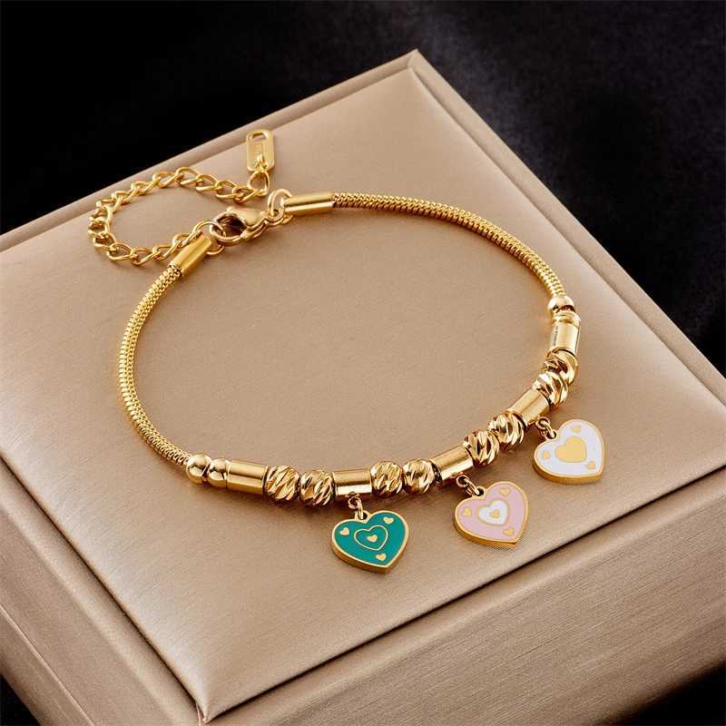 Bracelet 316l en acier inoxydable Nouvelle mode fine bijoux perles sculptées peinture vaporisée 3 couleurs coeur coeur charme bracelets à chaîne épaisses pour femmes