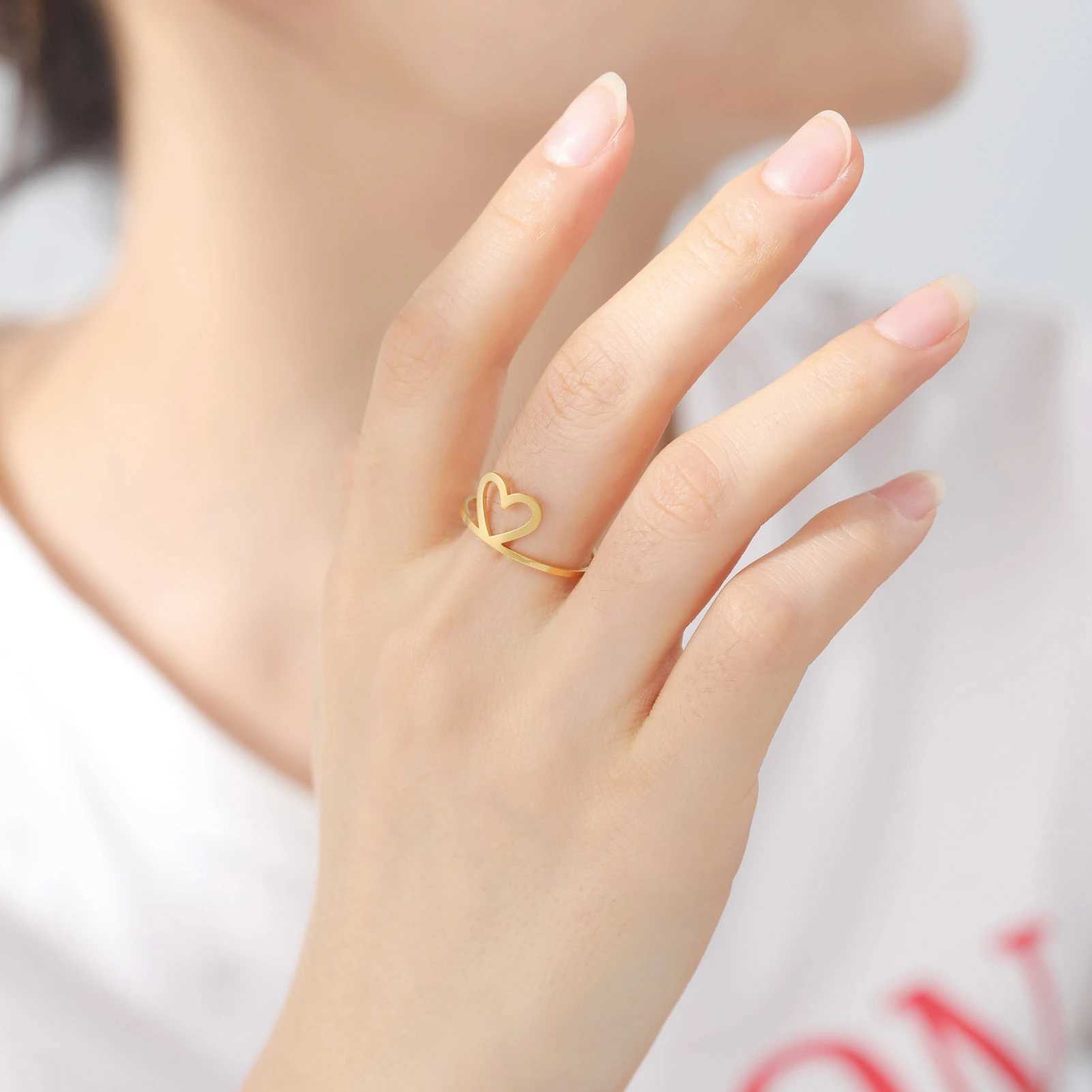 Anelli di nozze Skyrim Simple Hollow Heart Ring Women Weleless Acciaio inossidabile Anelli di dito regolabili Anelli di moda Gioielli Regali di matrimonio all'ingrosso