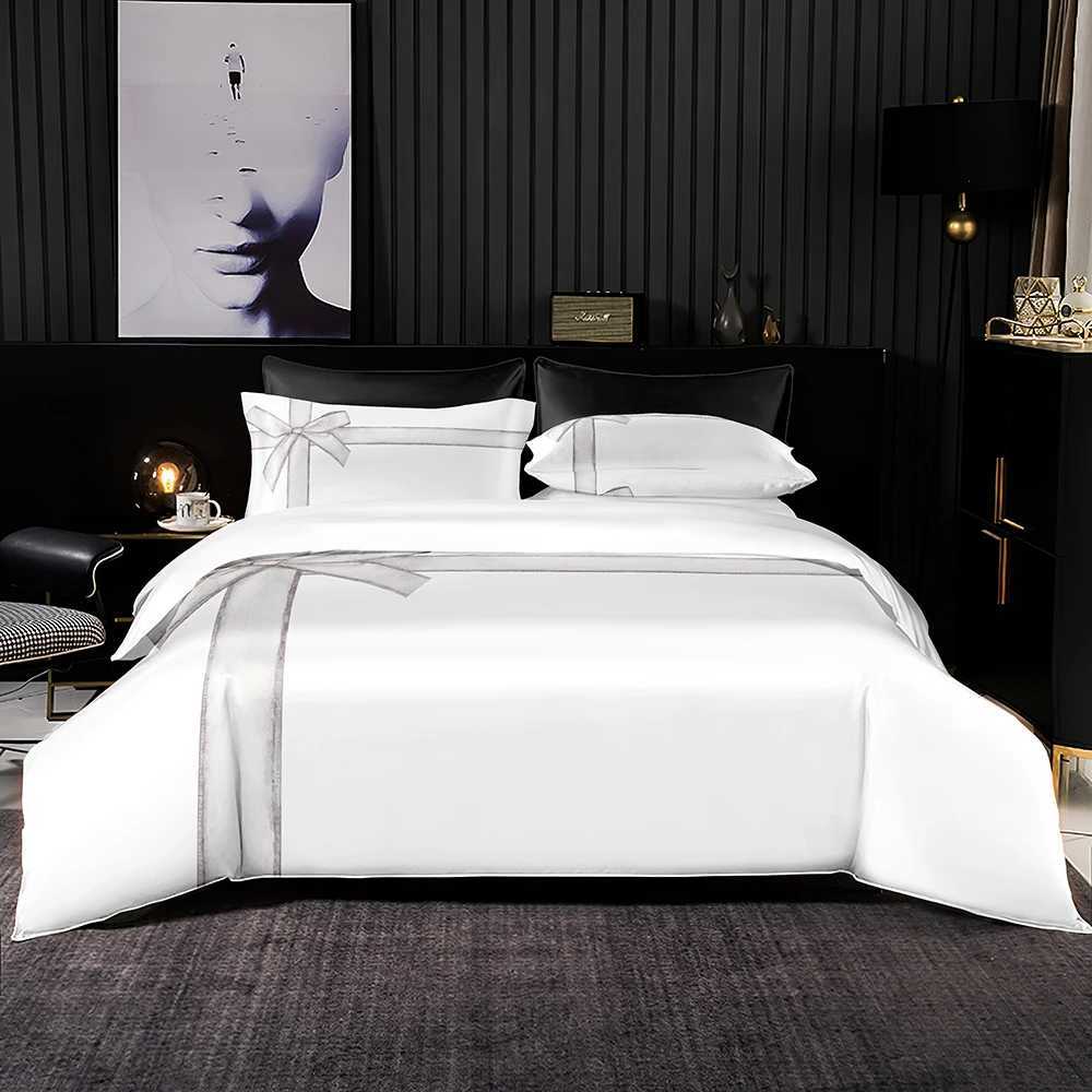 Set di biancheria da letto bianco elegante set di biancheria da letto machino di lusso machine coperta trapunta di qualità camera da letto e cuscino J240507