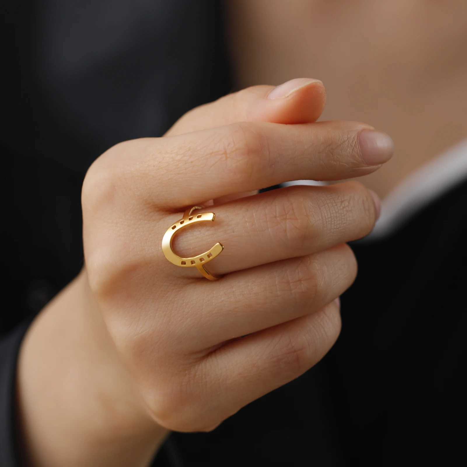 Pierścionki ślubne Skyrim U Horseshoe Kobiety Pierścień Złote Kolor Pierścienie z złotego koloru Pierścień Modna Szczęśliwa biżuteria Prezent urodzinowy dla znajomych
