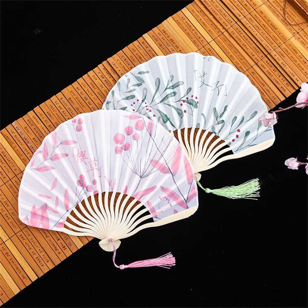 Produits de style chinois Ventilateur à main pour secouer Blank Silk Bamboo Fans pliants de style chinois peinture de fleurs de fleurs de fête de fête de mariage Gift Gift