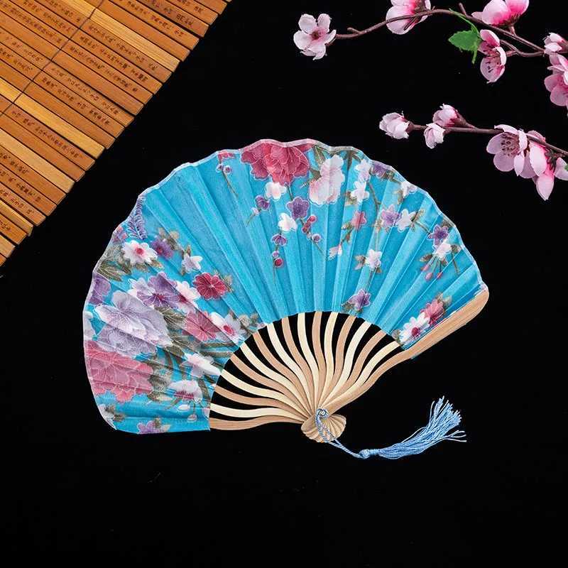 Produits de style chinois Ventilateur à main pour secouer Blank Silk Bamboo Fans pliants de style chinois peinture de fleurs de fleurs de fête de fête de mariage Gift Gift