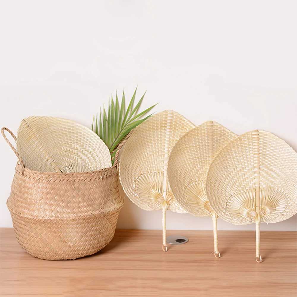 Produtos de estilo chinês estilo chinês de estilo de palha artesanal fã de palmeira de palmeira de palmeira de mão tecida em forma de coração em forma de coração de fãs de resfriamento de mosquitos de resfriamento