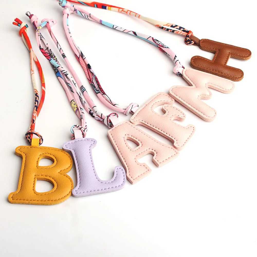 Keychains Lanyards N D R S E B L A F M H Wholesale PU PU PVC Artificiel Cuir Artificiel Original English Letter Keychain Pendant Womens Bag Charm J240509