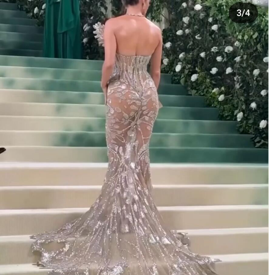 Kändisens kvällsklänning 2024 Met Gala Silver Crystal V-ring Jennifor Silver Flower Kylie Jenner Long Dress High Shoulder Crystals Yousef Aljasmi Kylie Jenner