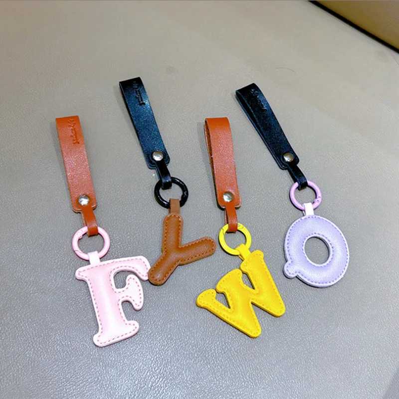 Keychains Lanyards 26 Buchstaben Keychain Custom Made PU Faux Leder Initiale englische Buchstaben Keychain Anhänger Frauen Bag Charms Schlüsselring J240509