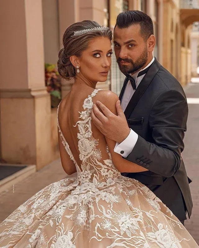 Champagner Hochzeitskleid 2024 Bescheidene Ballkleid Kleider gegen Nacken 3D -Spitzen -Applikationen Riched Brautkleider Plus Size Cathedral Train Royal Luxus