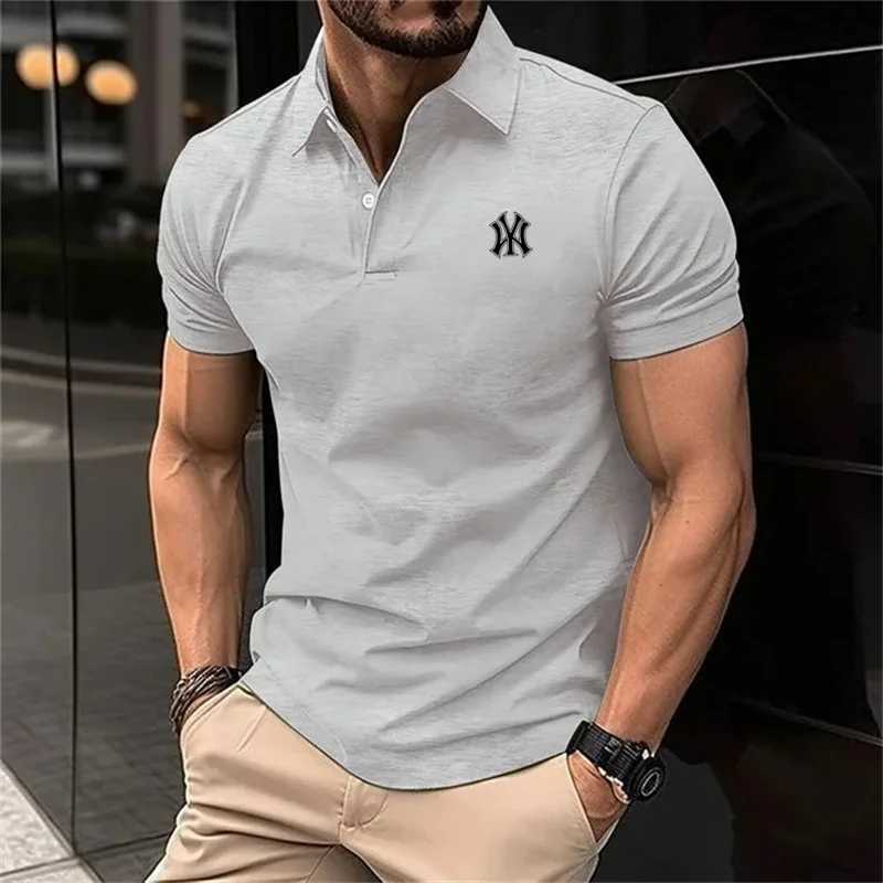 남자의 드레스 셔츠 2024 New Mens 비즈니스 폴로 셔츠 고급 셔츠 한국 버전 캐주얼 세련된 줄무늬 가장자리 짧은 슬리브 스프링/합 D240427