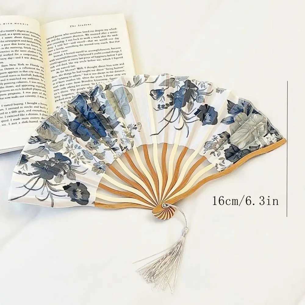 Chinese stijlproducten Nieuwe Chinese Silk Folding Fan Houten Shank Classical Dance Fan Hoge kwaliteit Tassel Eleged Female Fan Home Decoratie