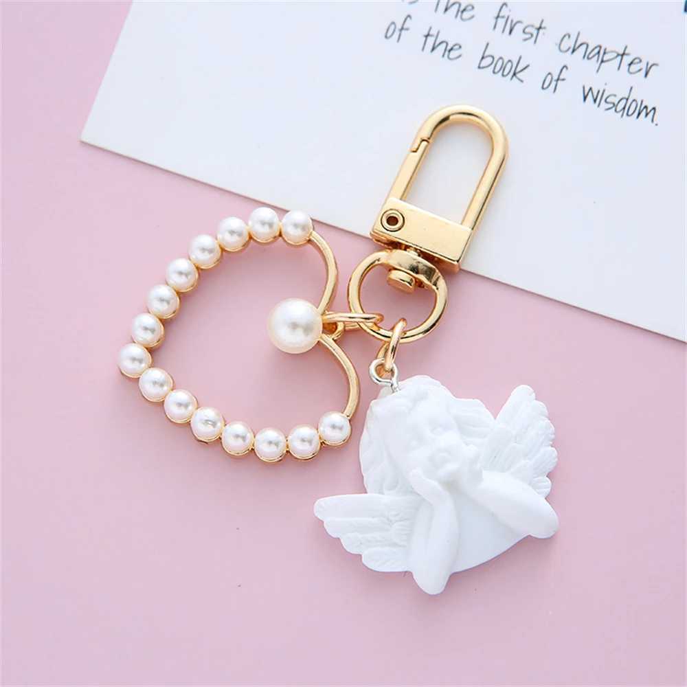 Tornari percorsi Creative retro White Angel keychain Womens Cute Mini Pearl a forma di cuore Auto Tortale Torching Bignetto Gioielli affascinanti J240509