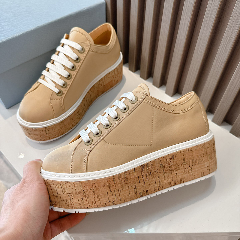 Gut aussehende Frauen Freizeitschuhe Sommer Neue komfortable Fuß fühlen nicht rutschfeste Höhe von Turnschuhen rundem Kopf dicke untere High Top Ladies Sladies Sladies