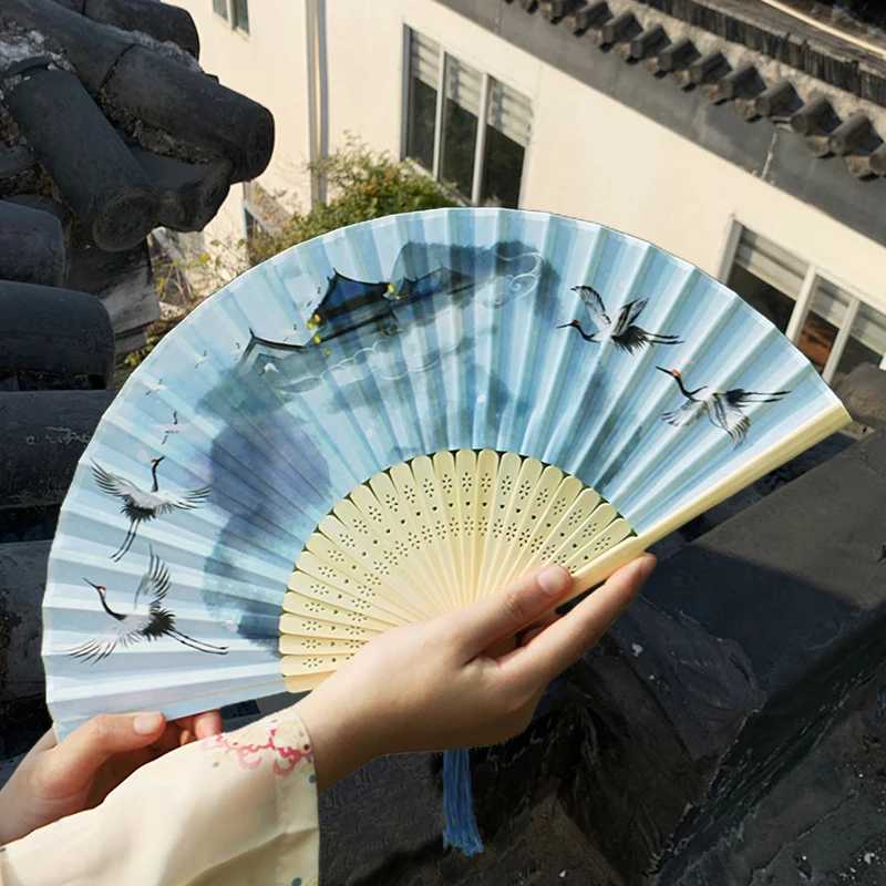 Prodotti in stile cinese in stile cinese Ancient Bamboo Fan Jiangnan Misty Rain Folding Fan Foling Fan Vintage Fairy Crane Silk Hand Fan Hanfu Decorated Crafts