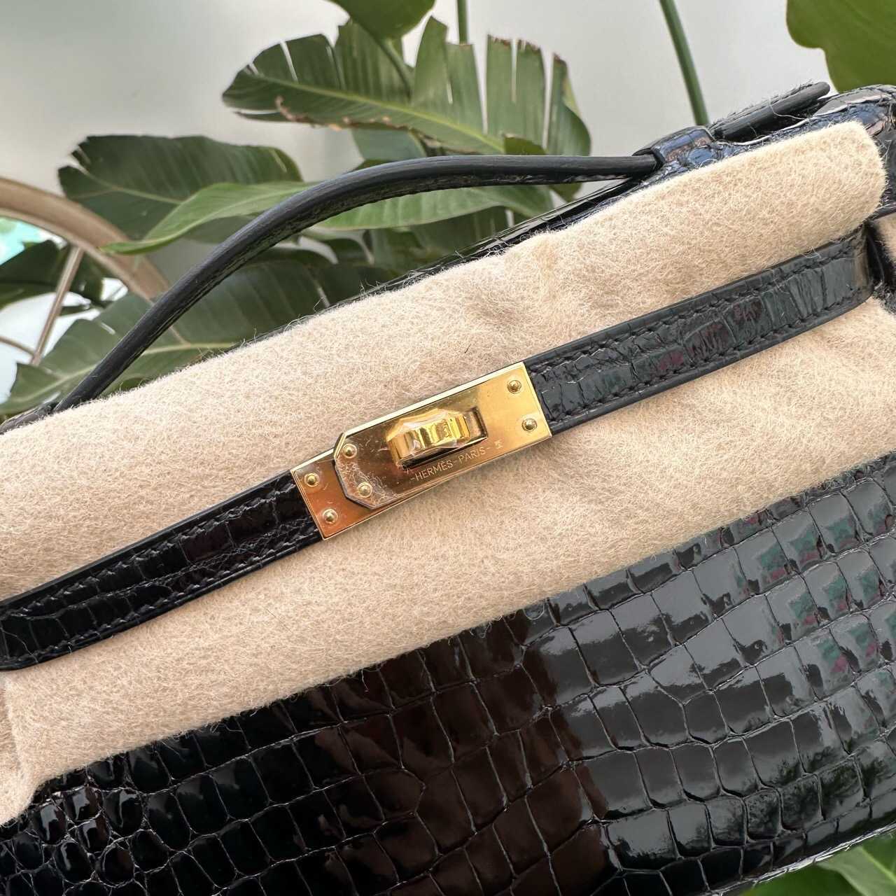 Top Ladies Designer Kiaelliy Bag Black Gold Mini Generation Bright Face Inverted V Crocodile Handheld Dames Bag
