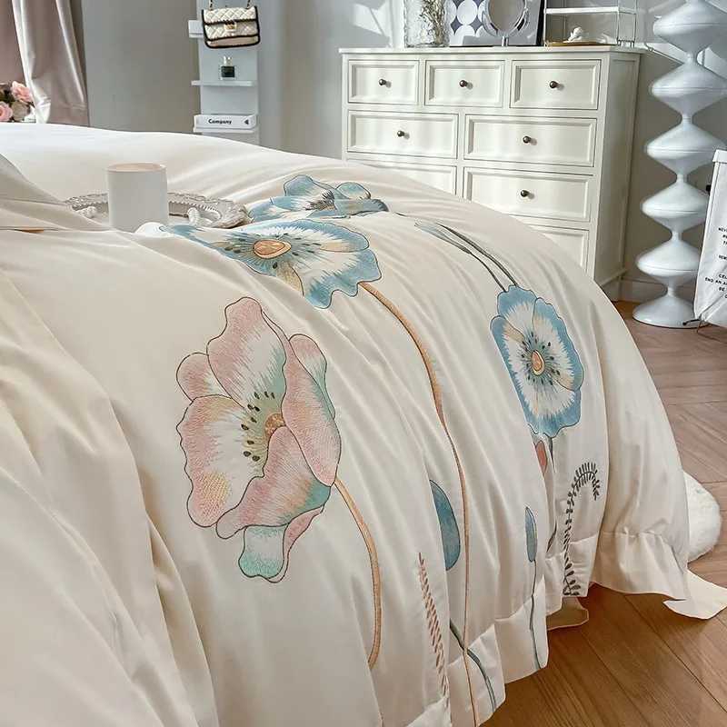 Set di biancheria da letto ricami alla moda in fiore di beige giù il piumone copertura al 100% in cotone puro morbido letto letto letto foglio foglio foglio cover del letto a doppia dimensione j240507