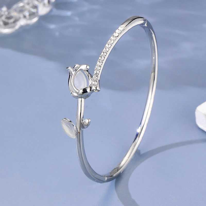 Bracelets de mariage coréen Luxury Luxury Opale Tulip Flower Bracelets For Women Vintage Elegant Zircon Fermed Bangle Wedding Party Bijoux Cadeaux