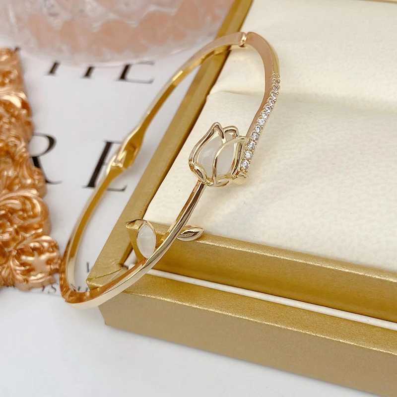 Bracelets de mariage coréen Luxury Luxury Opale Tulip Flower Bracelets For Women Vintage Elegant Zircon Fermed Bangle Wedding Party Bijoux Cadeaux