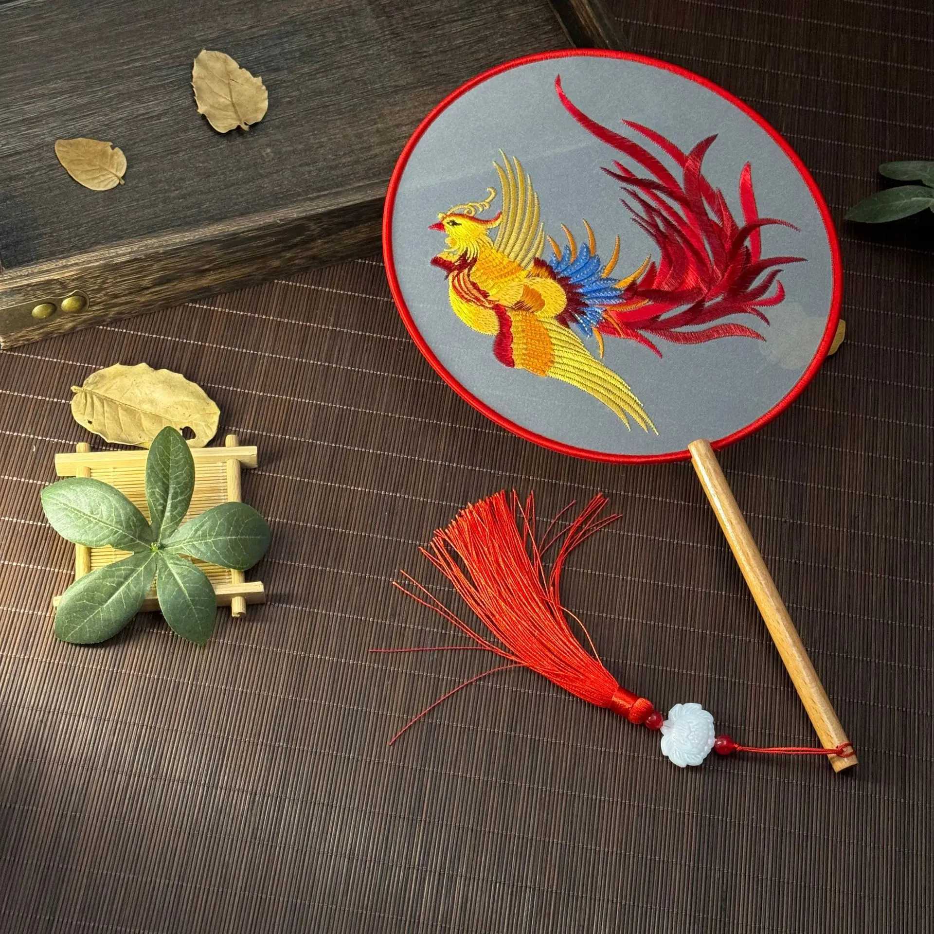 Produkte im chinesischen Stil Retro Handfan Chinesische Seide Suzhou gestickt runden Fan Home Dekoration Ornament Tanzfan mit Tassel Qipao Hanfu Accessoire
