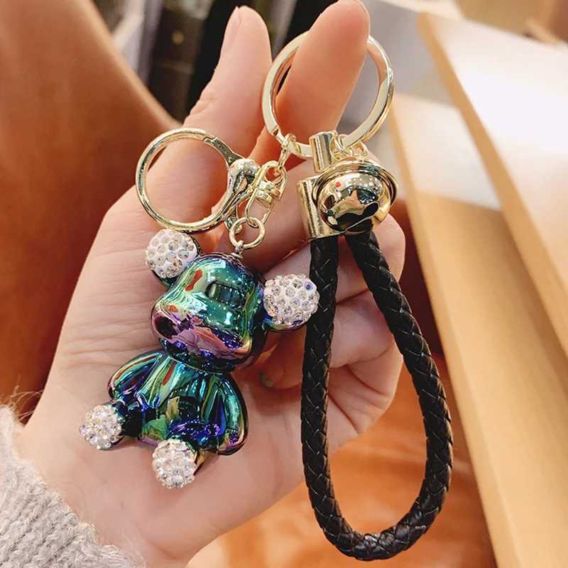 Keychains Lonyards Chain de clé ours électroplate avec une corde en cuir tissé Pendante Animal Keychain Fashion Doll Sac Auto Key pour filles Cadeau J240509