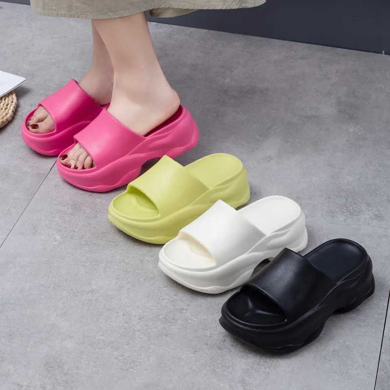 Slippers épaisses semelles eva femmes Fashion Fashion Soft Home Platform une ligne s'épuise sans glissement de talon surélevé Sandales d'été H240509