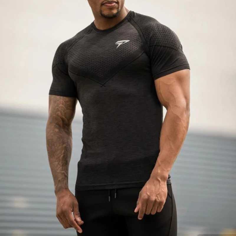 T-shirts masculins 2023 Nouveaux t-shirts de compression pour hommes de grande taille pour hommes sportiers Skinny T-shirt mâle gymnas qui coule T-shirt sportif t-shirts T240508