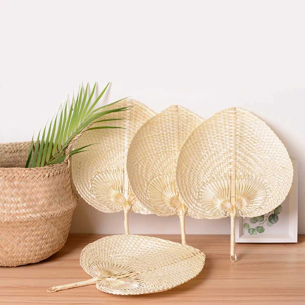 Produtos de estilo chinês estilo chinês de estilo de palha artesanal fã de palmeira de palmeira de palmeira de mão tecida em forma de coração em forma de coração de fãs de resfriamento de mosquitos de resfriamento