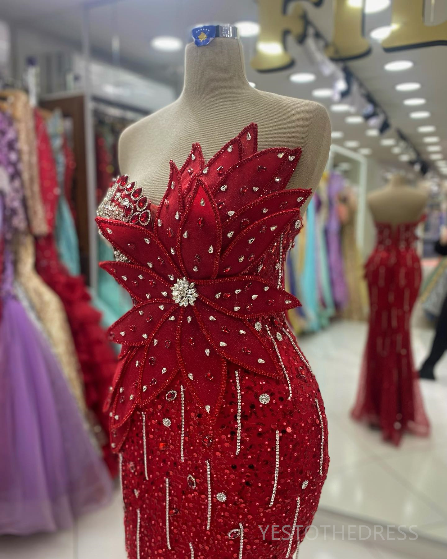 2024 Robes de bal rouge taille pour les occasions spéciales Prommandess illusion sirène à paillettes à plis de perle