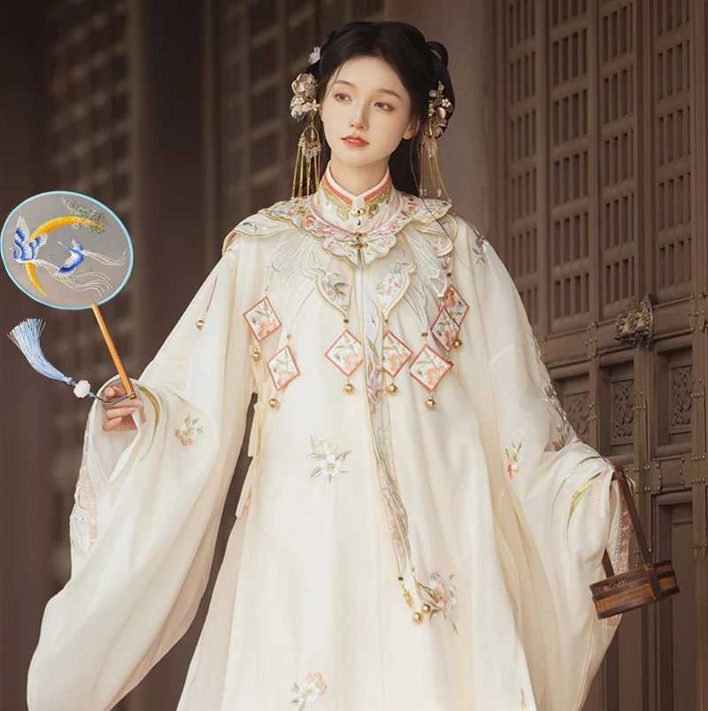 Продукты китайского стиля в китайском стиле восемь из лепестков круглый вентилятор с деревянной ручкой портативные спечатанные винтажные фанаты Свадебные услуги.