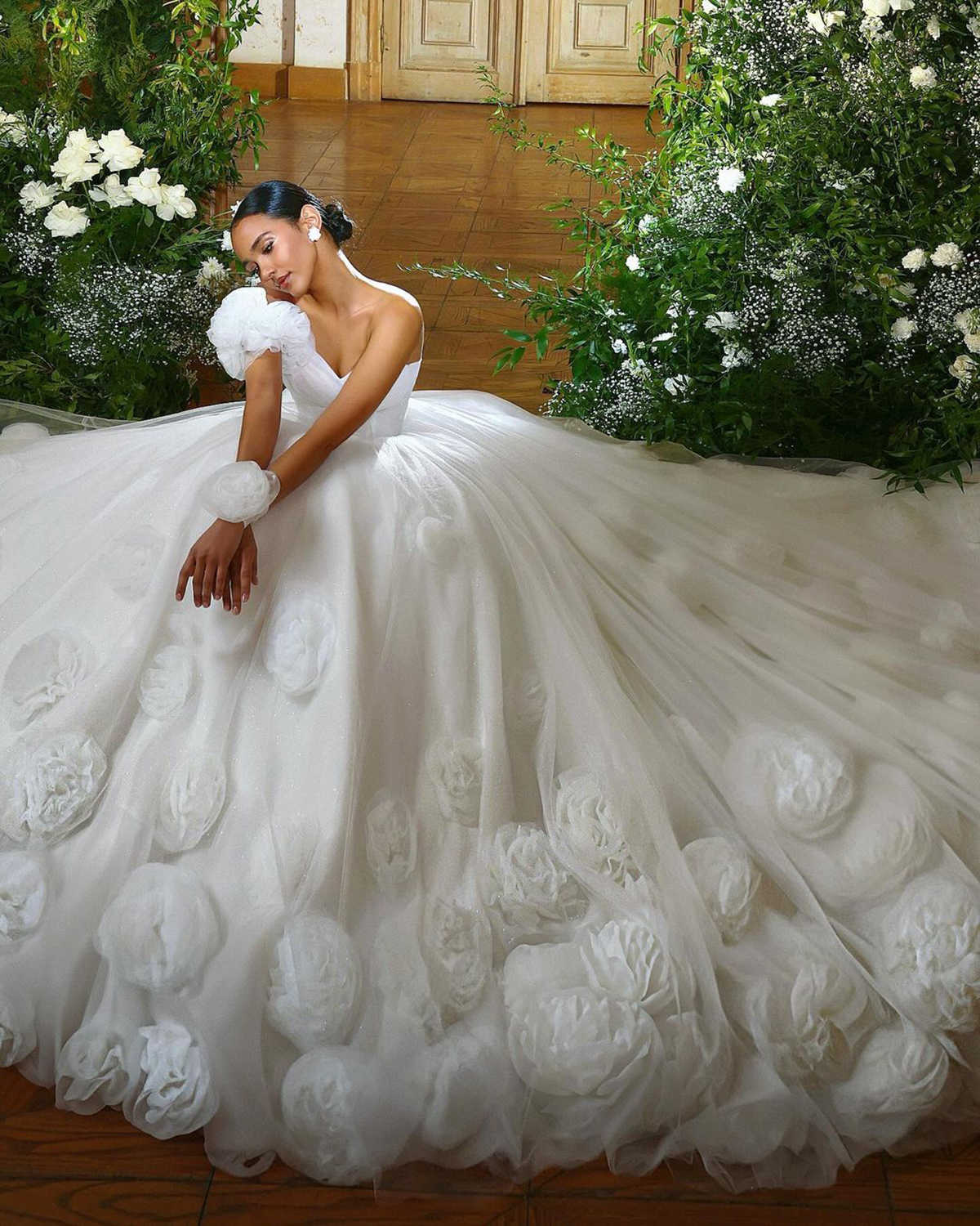 Robes de mariée de robe de bal romantique 3d Appliques florales Décoration Tulle chérie Backless Sweep Train Made Bridal Plus Vestidos de Novia sur mesure